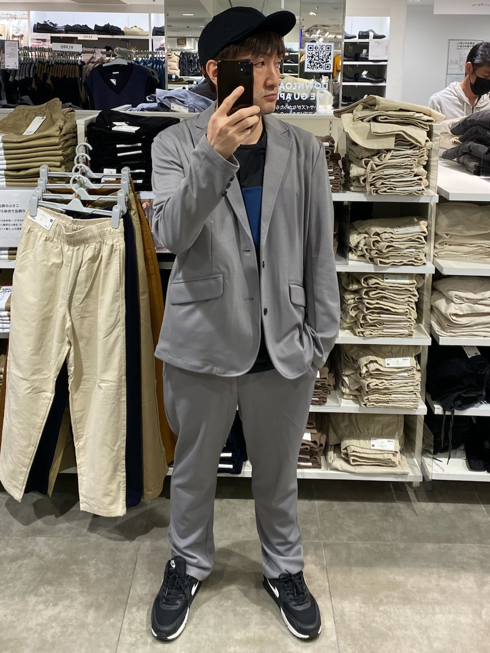 グレー系のセットアップ、ブラック系のスニーカー、ブラック系のTシャツ/カットソーを着用したメンズの秋コーディネートの3枚目の写真