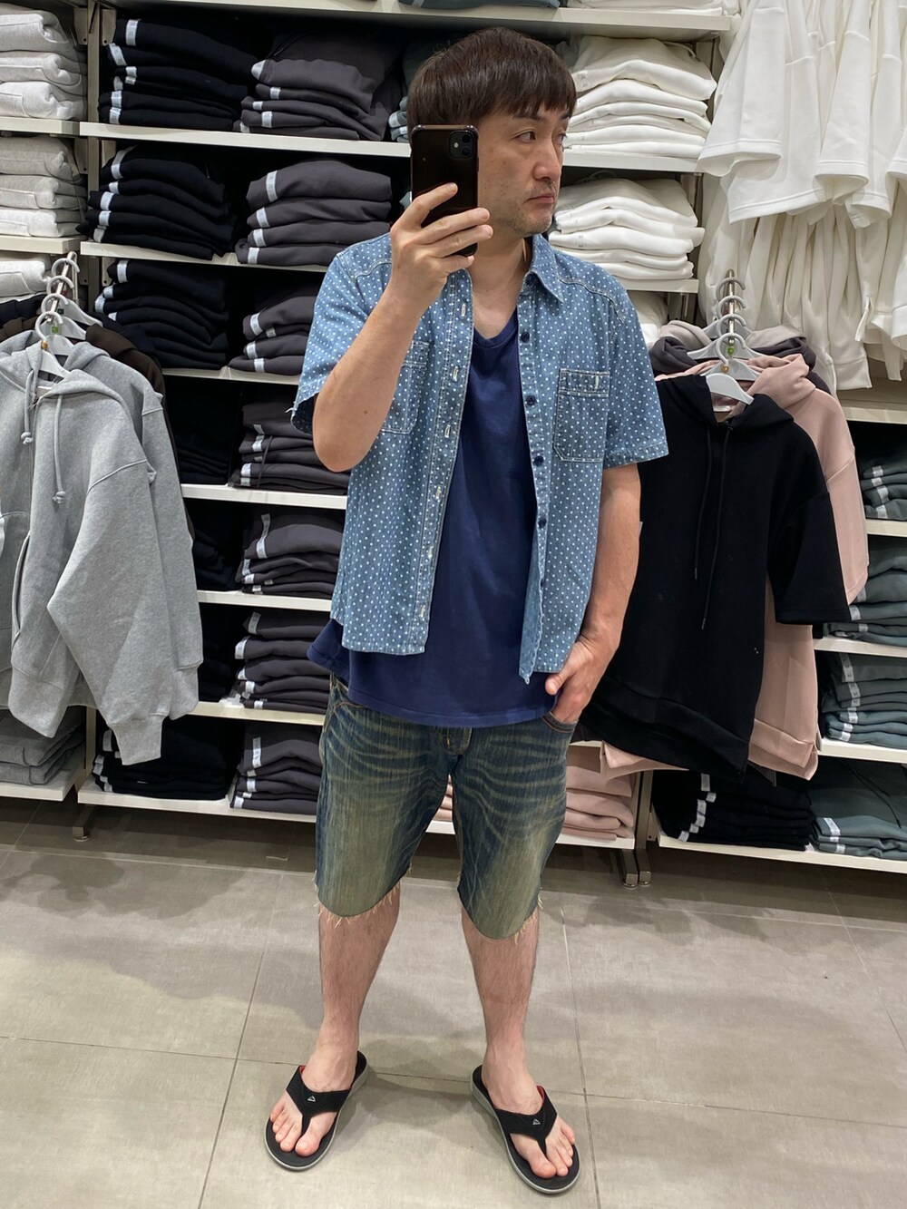 ブルー系のTシャツ/カットソー、ブルー系のシャツ/ブラウス、ブラック系のビーチサンダルを着用したメンズの夏コーディネートの3枚目の写真