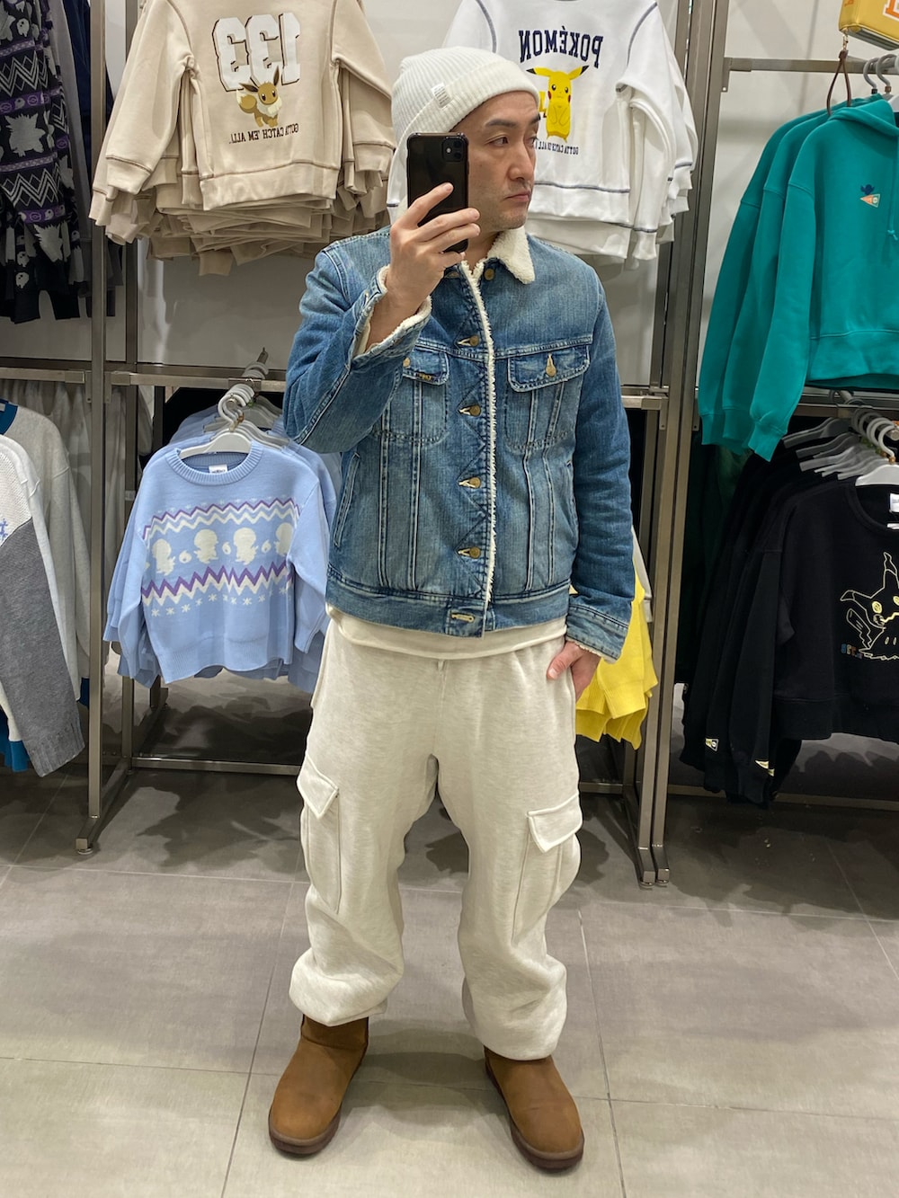 ブルー系のデニムジャケット、グレー系のカーゴパンツ、ブラウン系のブーツを着用したメンズの冬コーディネートの4枚目の写真