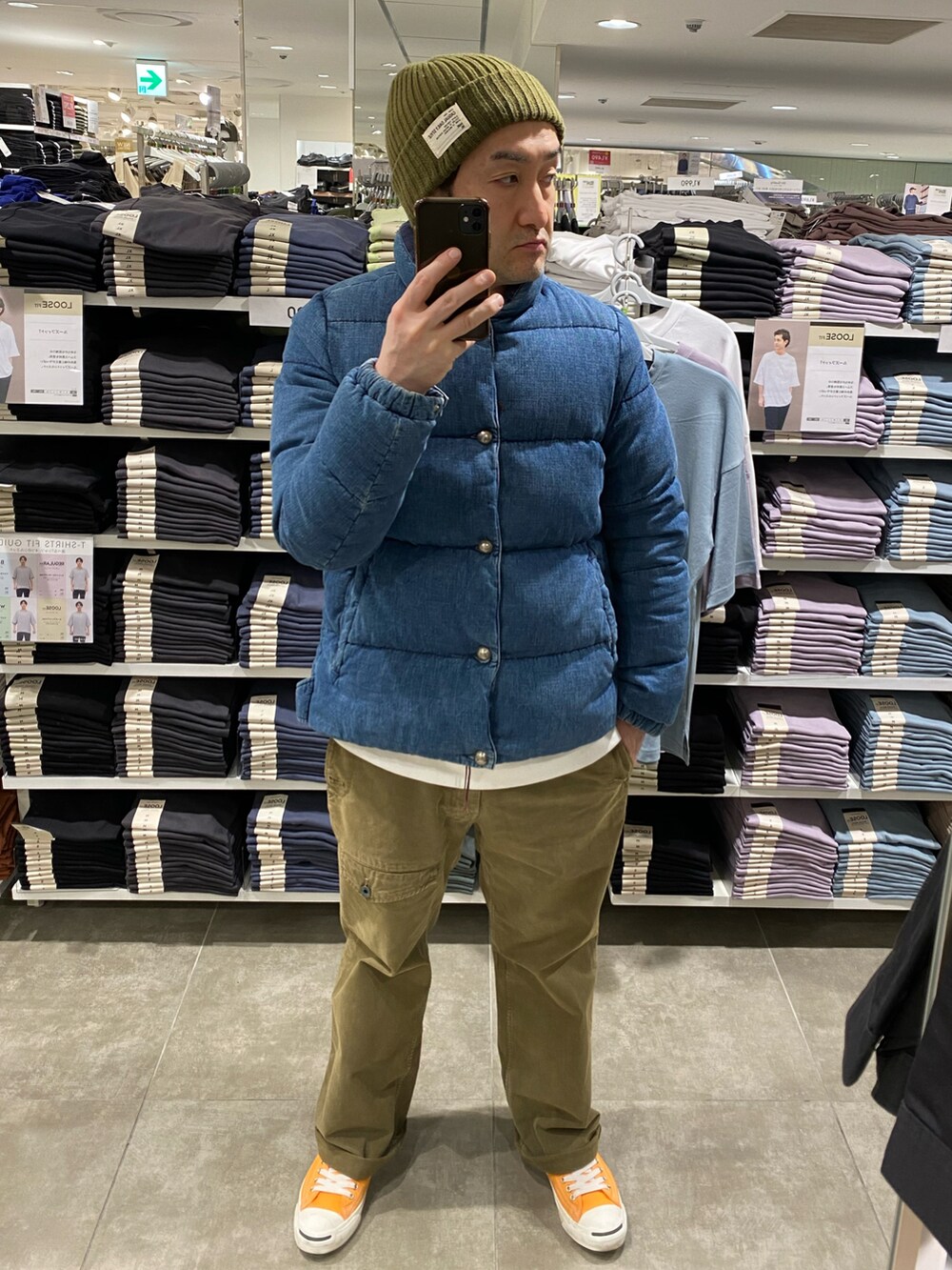 グリーン系のカーゴパンツ、ホワイト系のスウェット、ブルー系のダウンジャケット/コートを着用したメンズの冬コーディネートの4枚目の写真