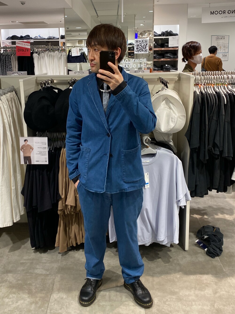 ブルー系のセットアップ、ブラック系のセットアップ、ブラック系のドレスシューズを着用したメンズの春コーディネートの4枚目の写真