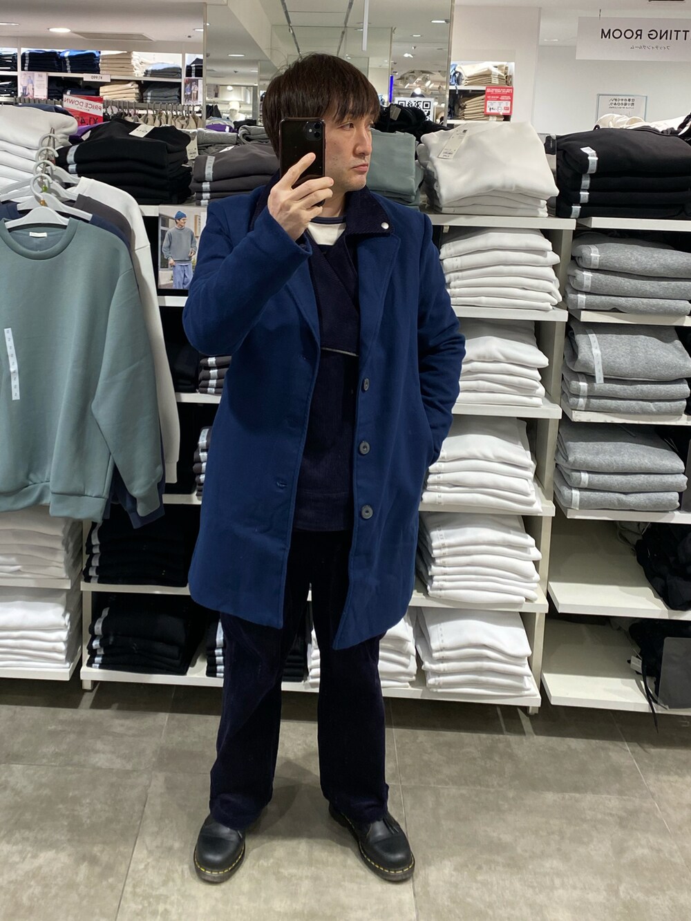 ブルー系のライダースジャケット、ブラック系のドレスシューズ、ブラック系のハットを着用したメンズの冬コーディネートの3枚目の写真