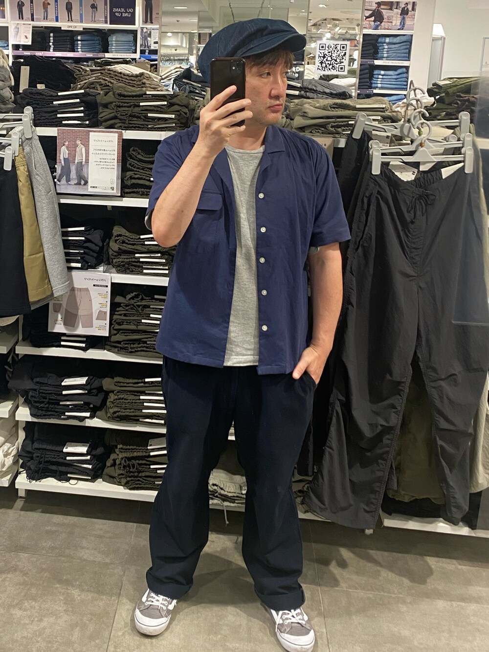 ブルー系のシャツ/ブラウス、ブルー系のその他パンツ、グレー系のスニーカーを着用したメンズの夏コーディネートの2枚目の写真