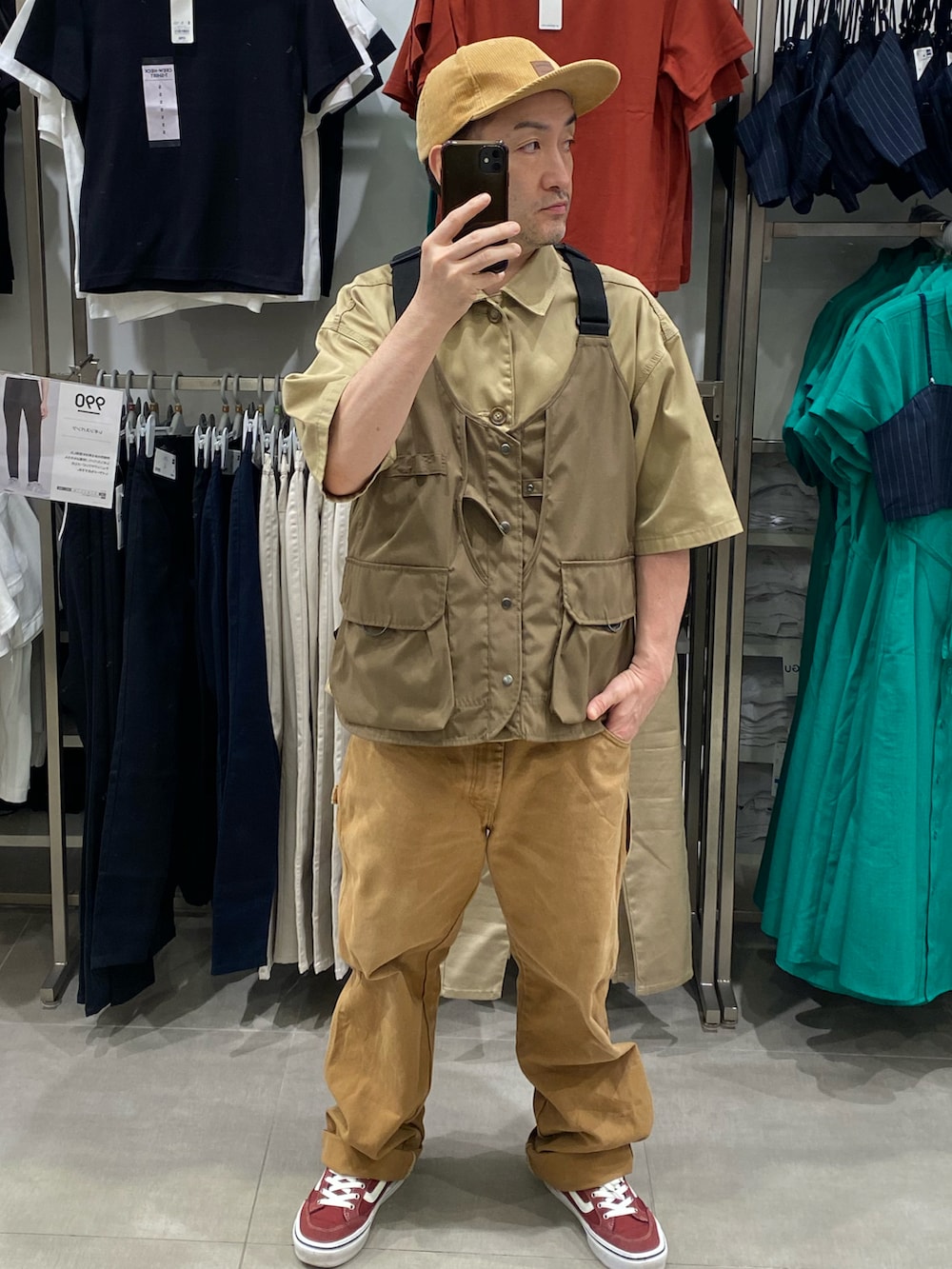 その他のTシャツ/カットソー、ブラウン系のシャツ/ブラウス、ブラウン系のベストを着用したメンズの秋コーディネートの3枚目の写真