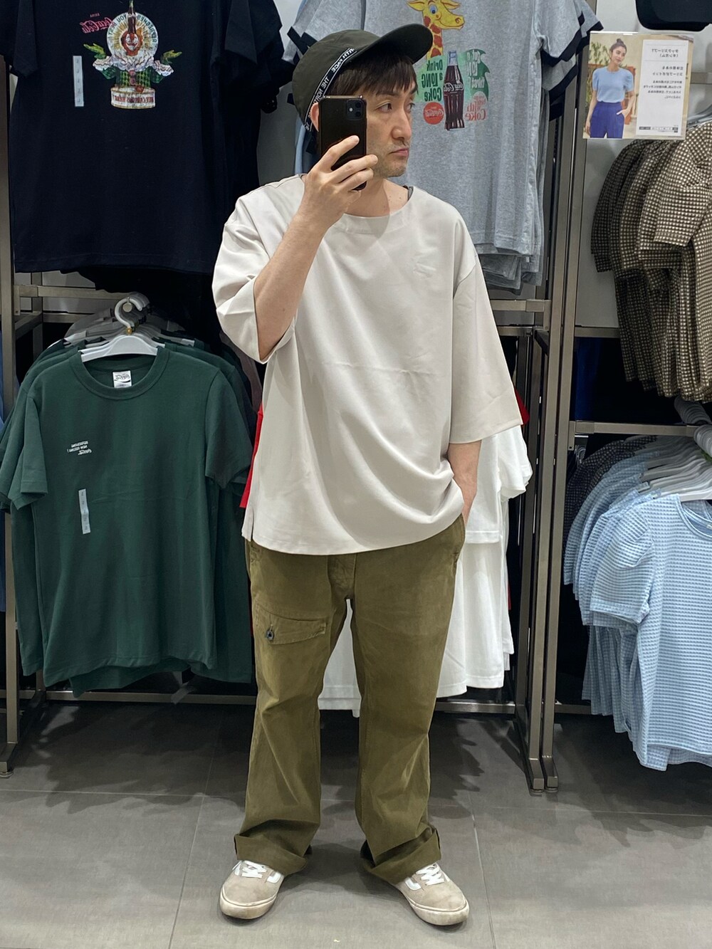 ホワイト系のTシャツ/カットソー、グリーン系のカーゴパンツ、ベージュ系のスニーカーを着用したメンズの夏コーディネートの2枚目の写真