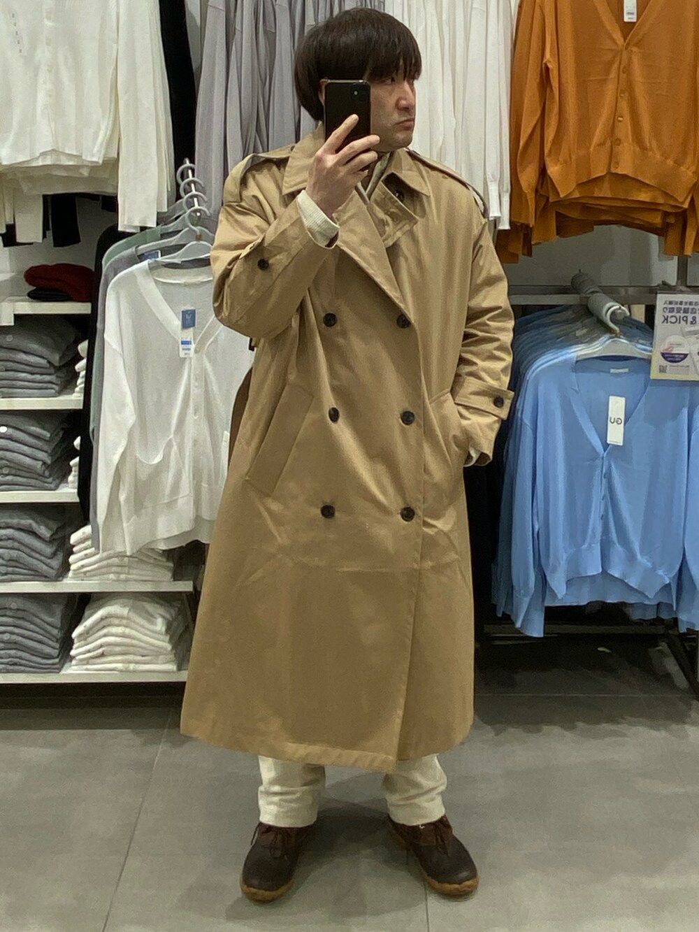 ホワイト系のその他パンツ、ベージュ系のトレンチコート、ホワイト系のブルゾンを着用したメンズの春コーディネートの3枚目の写真