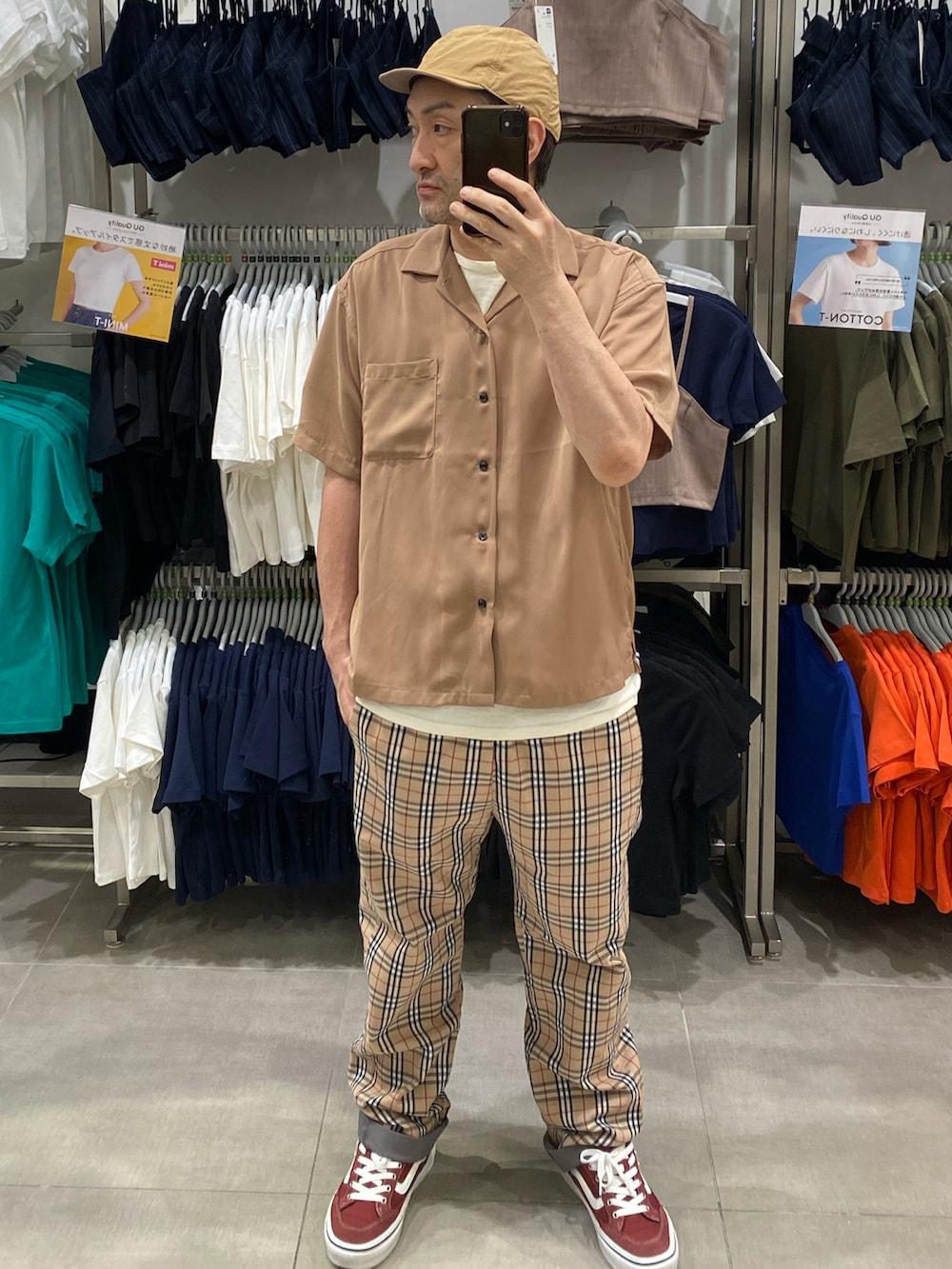 ブラウン系のシャツ/ブラウス、ホワイト系のTシャツ/カットソー、ベージュ系のパンツを着用したメンズの秋コーディネートの2枚目の写真