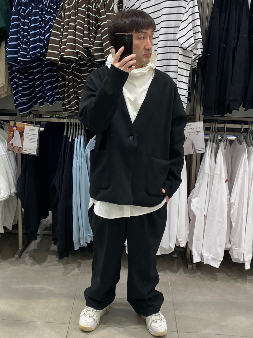 「おしゃれさんと繋がりたい、おやじコーデ、パーカー、ノーカラージャケット、ワイドパンツ、スニーカー、モアテン、モノトーン、ルーズシルエット、ストリート、オーバーサイズ、モード、モードストリート、モードストリートフェス」｜「GLOBAL WORKのアイテム（テーラードジャケット、ブラック系）」を使った、hiroさん（メンズ・165cm）の春コーディネートの2枚目の写真