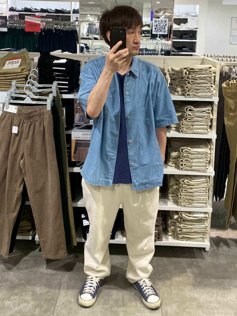 ホワイト系のスラックス、ブルー系のシャツ/ブラウス、ブルー系のTシャツ/カットソーを着用したメンズの秋コーディネートの4枚目の写真