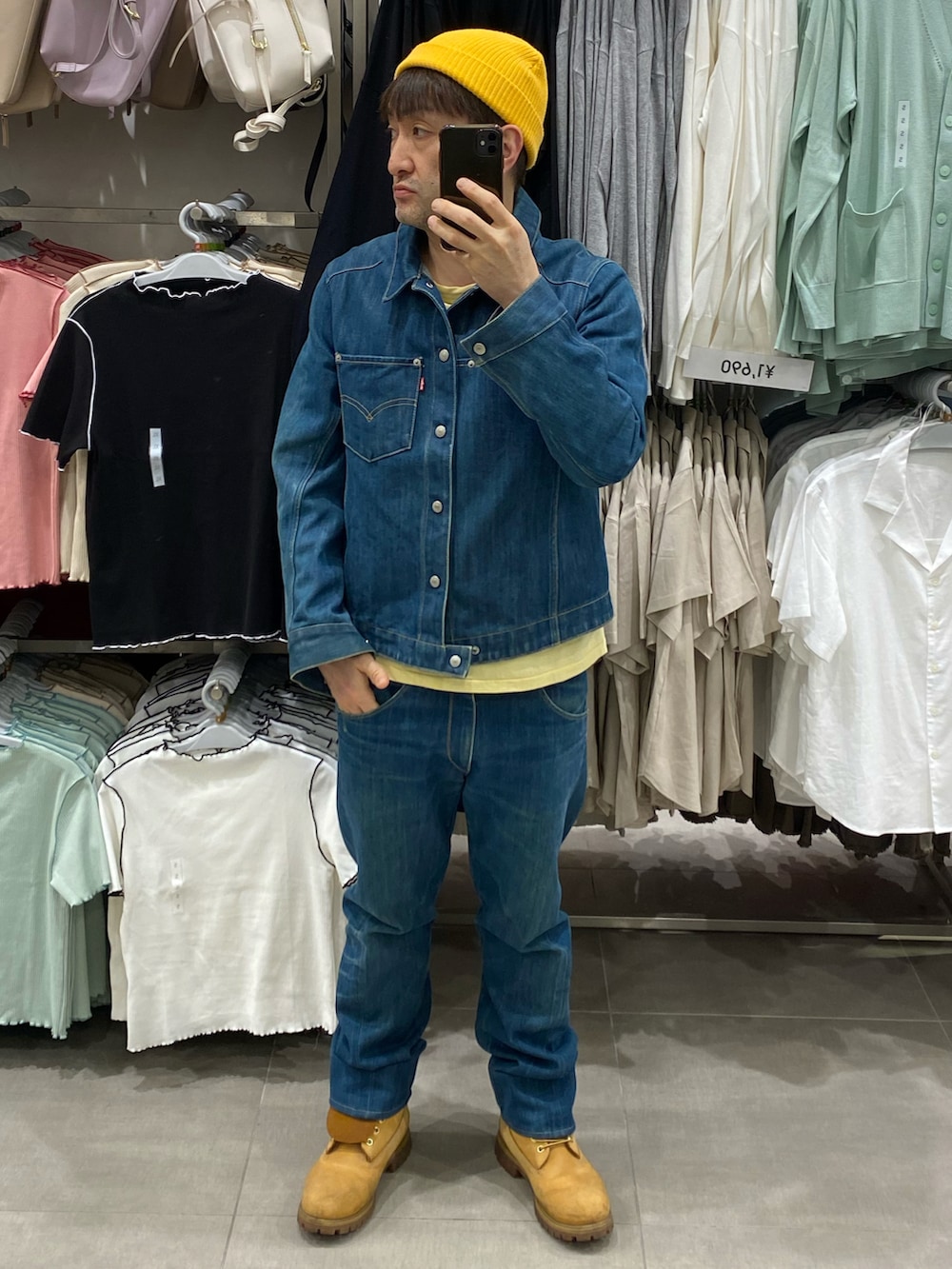 ブルー系のデニムジャケット、ブルー系のデニムパンツ、ベージュ系のブーツを着用したメンズの春コーディネートの4枚目の写真