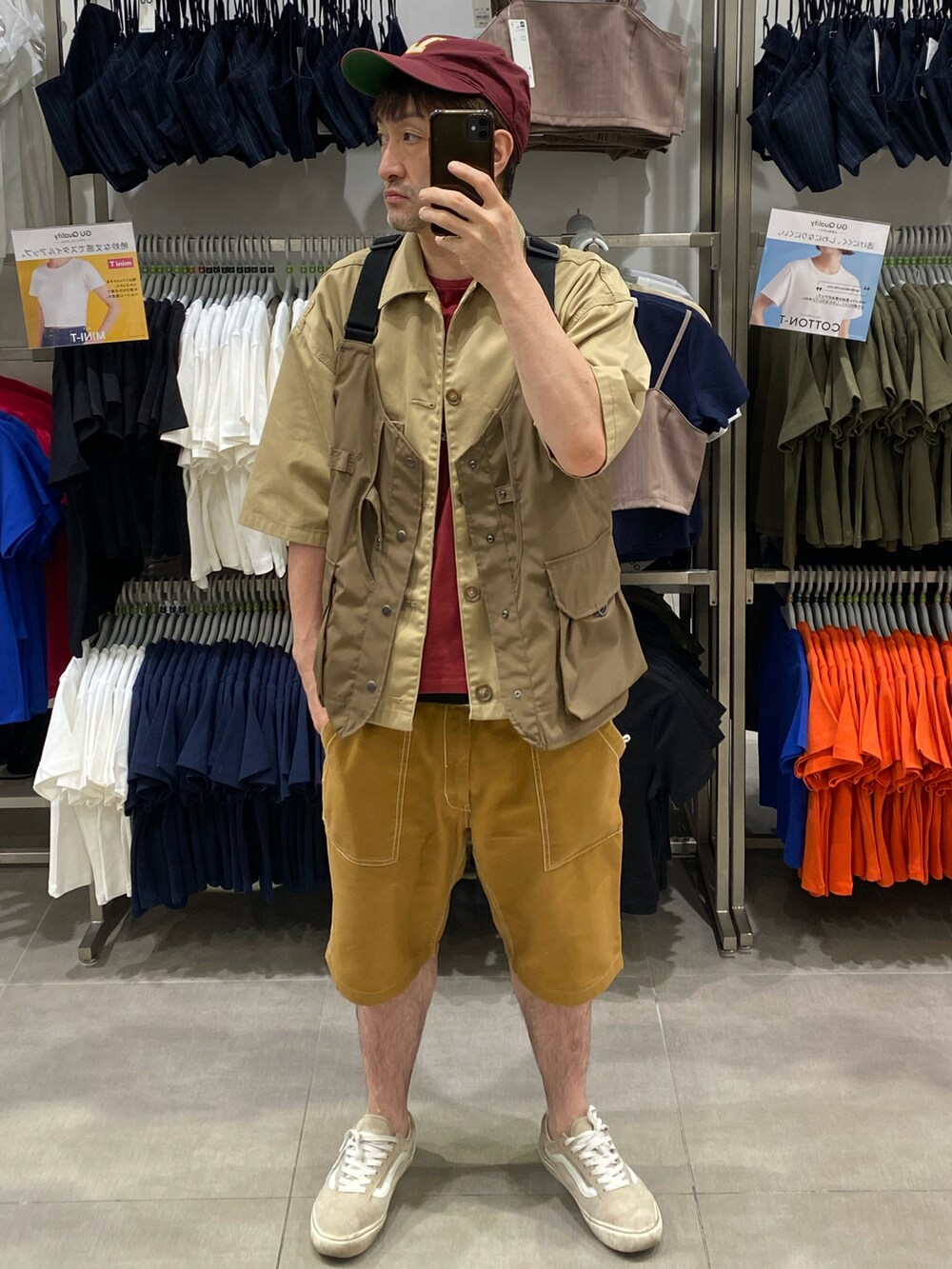 ブラウン系のベスト、ブラウン系のシャツ/ブラウス、ベージュ系のスニーカーを着用したメンズの夏コーディネートの2枚目の写真