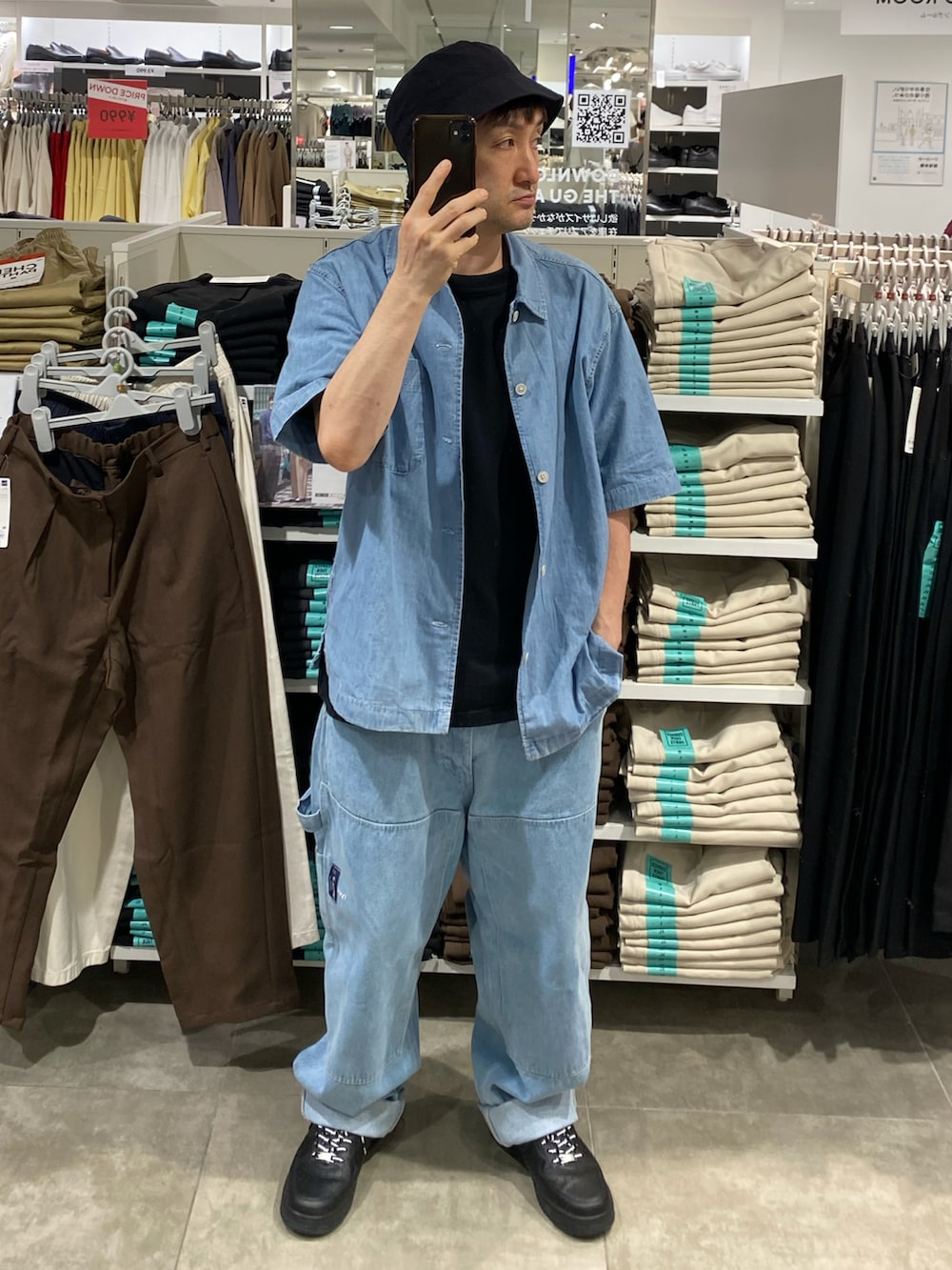 ブラック系のスニーカー、ブルー系のシャツ/ブラウス、ブラック系のハットを着用したメンズの夏コーディネートの4枚目の写真