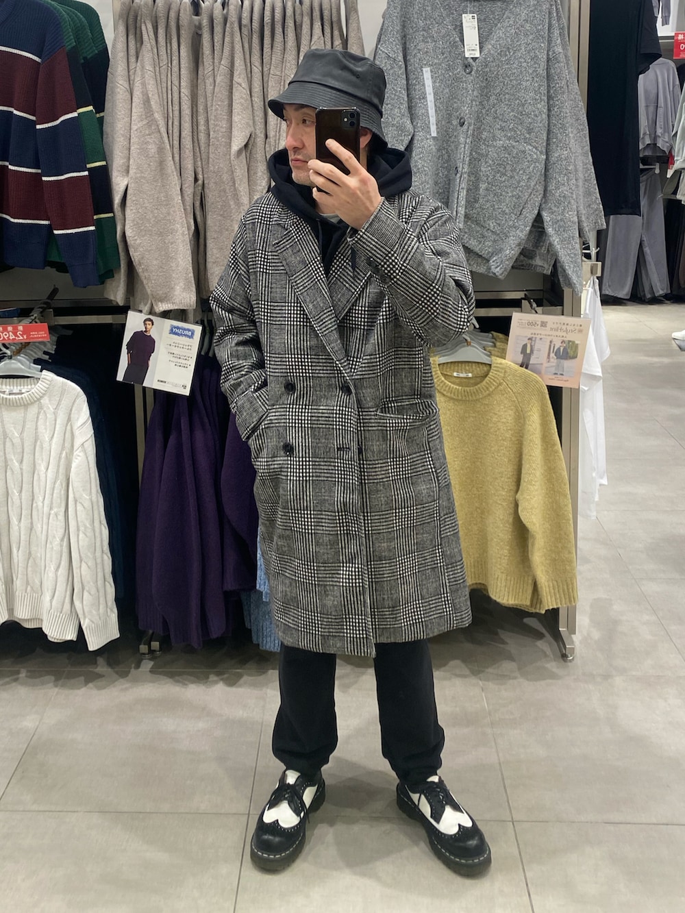 ブラック系のドレスシューズ、ブラック系のハットを着用したメンズの冬コーディネートの2枚目の写真