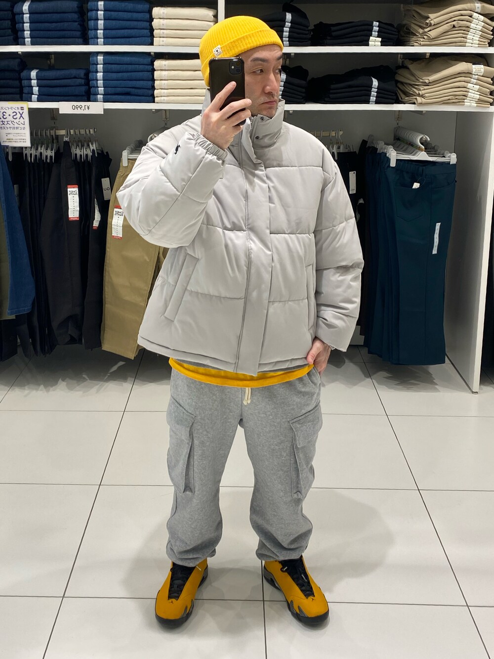 グレー系のスウェットパンツ、イエロー系のスニーカー、グレー系のTシャツ/カットソーを着用したメンズの冬コーディネートの3枚目の写真