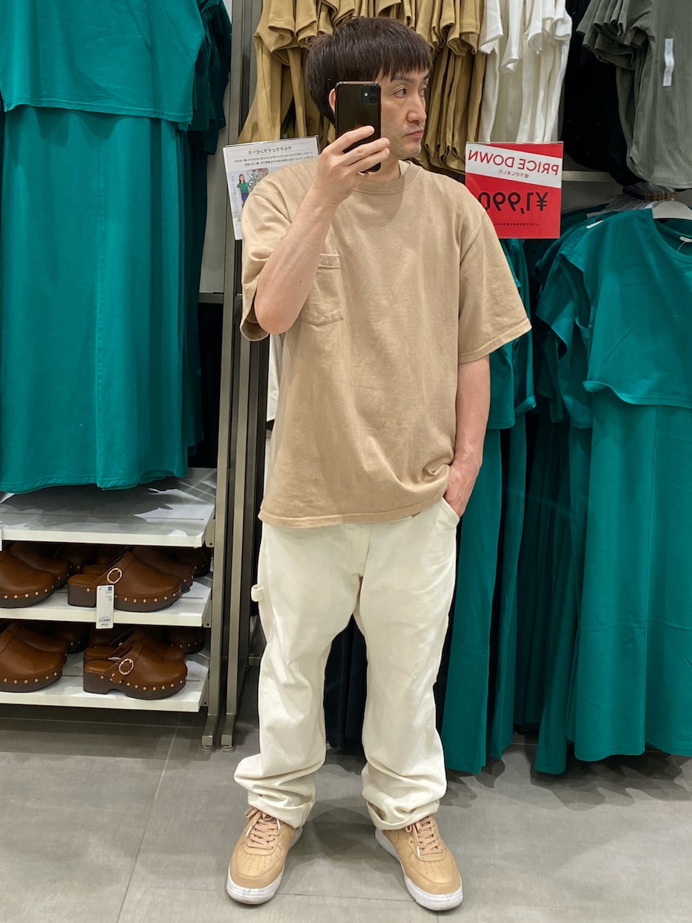 ベージュ系のTシャツ/カットソー、ホワイト系のその他パンツ、ベージュ系のスニーカーを着用したメンズの夏コーディネートの3枚目の写真