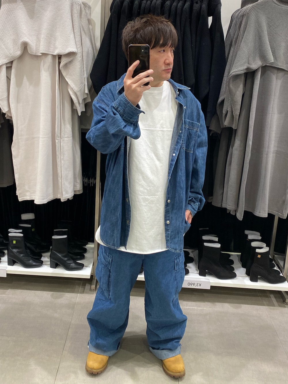 ベージュ系のブーツ、ブルー系のシャツ/ブラウス、ホワイト系のTシャツ/カットソーを着用したメンズの秋コーディネートの4枚目の写真