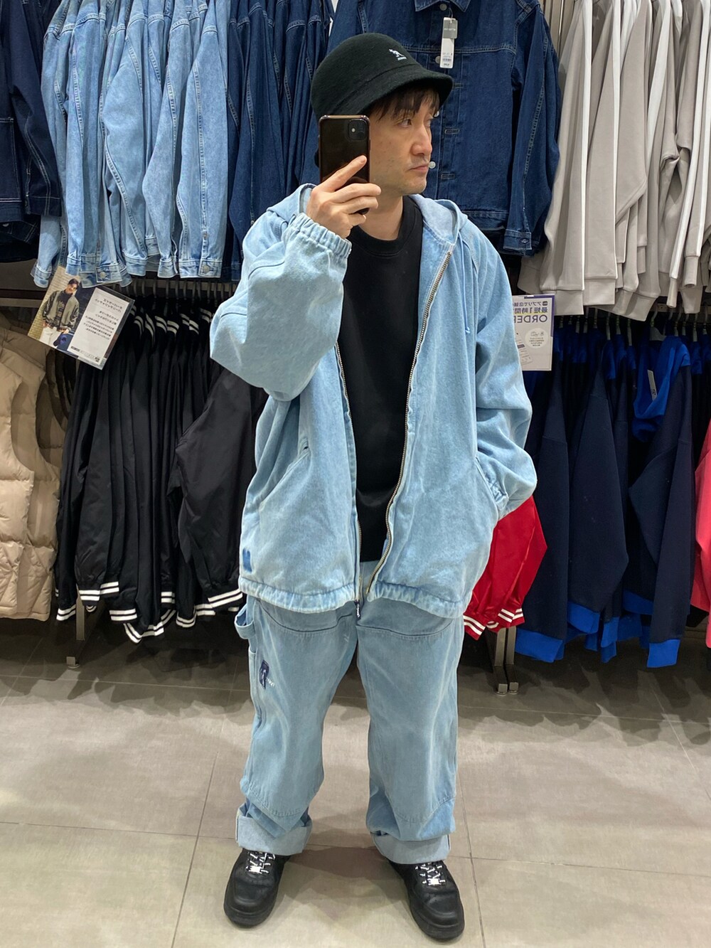 ブラック系のスウェット、ブルー系のその他パンツ、ブラック系のスニーカーを着用したメンズの秋コーディネートの2枚目の写真