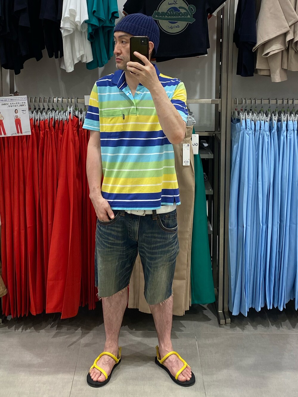 イエロー系のサンダル、その他のポロシャツ、ブルー系のニットキャップ/ビーニーを着用したメンズの夏コーディネートの3枚目の写真