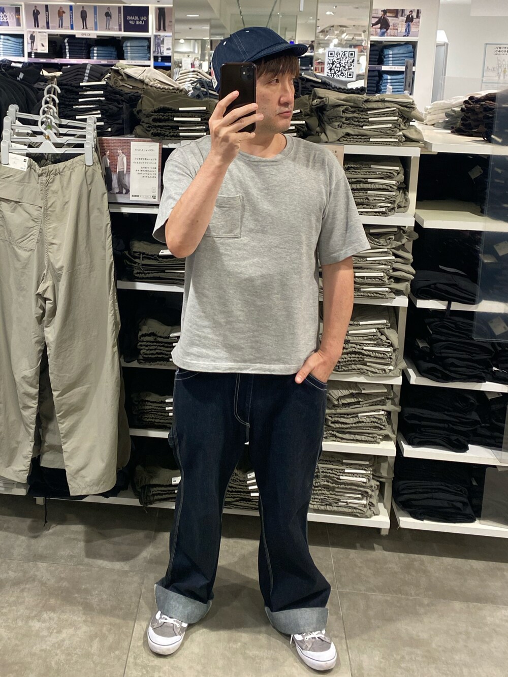 グレー系のTシャツ/カットソー、ブルー系のカーゴパンツ、グレー系のスニーカーを着用したメンズの秋コーディネートの2枚目の写真