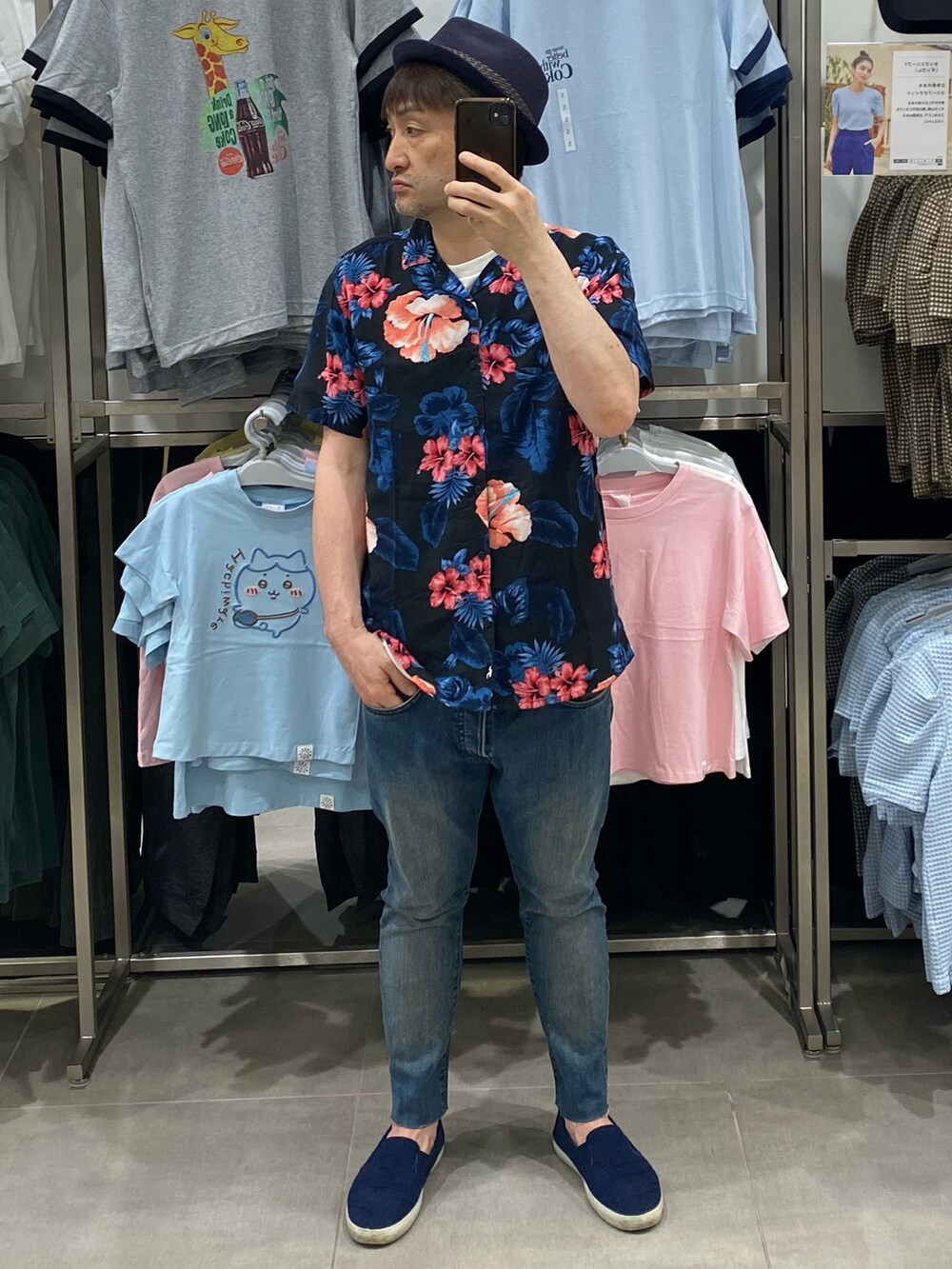 その他のトップス、ホワイト系のTシャツ/カットソー、ブルー系のデニムパンツを着用したメンズの夏コーディネートの4枚目の写真