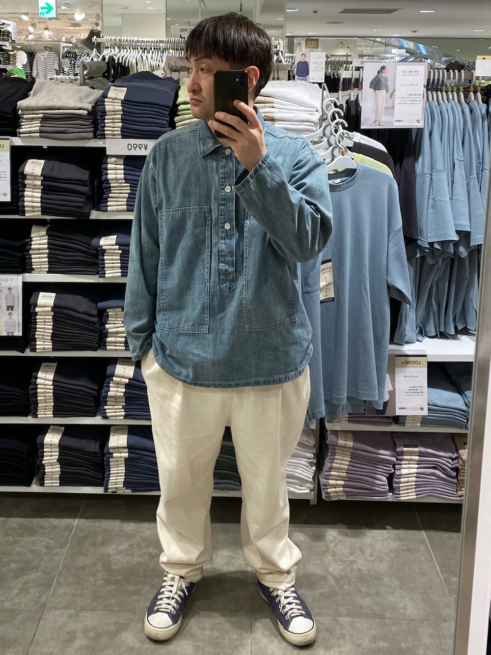 ブルー系のシャツ/ブラウス、ブルー系のカバーオール、ホワイト系のスラックスを着用したメンズの春コーディネートの4枚目の写真