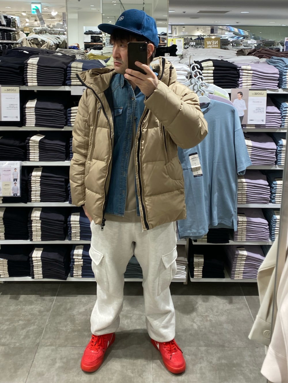 ベージュ系のダウンジャケット/コート、ブルー系のシャツ/ブラウス、グレー系のカーゴパンツを着用したメンズの冬コーディネートの2枚目の写真