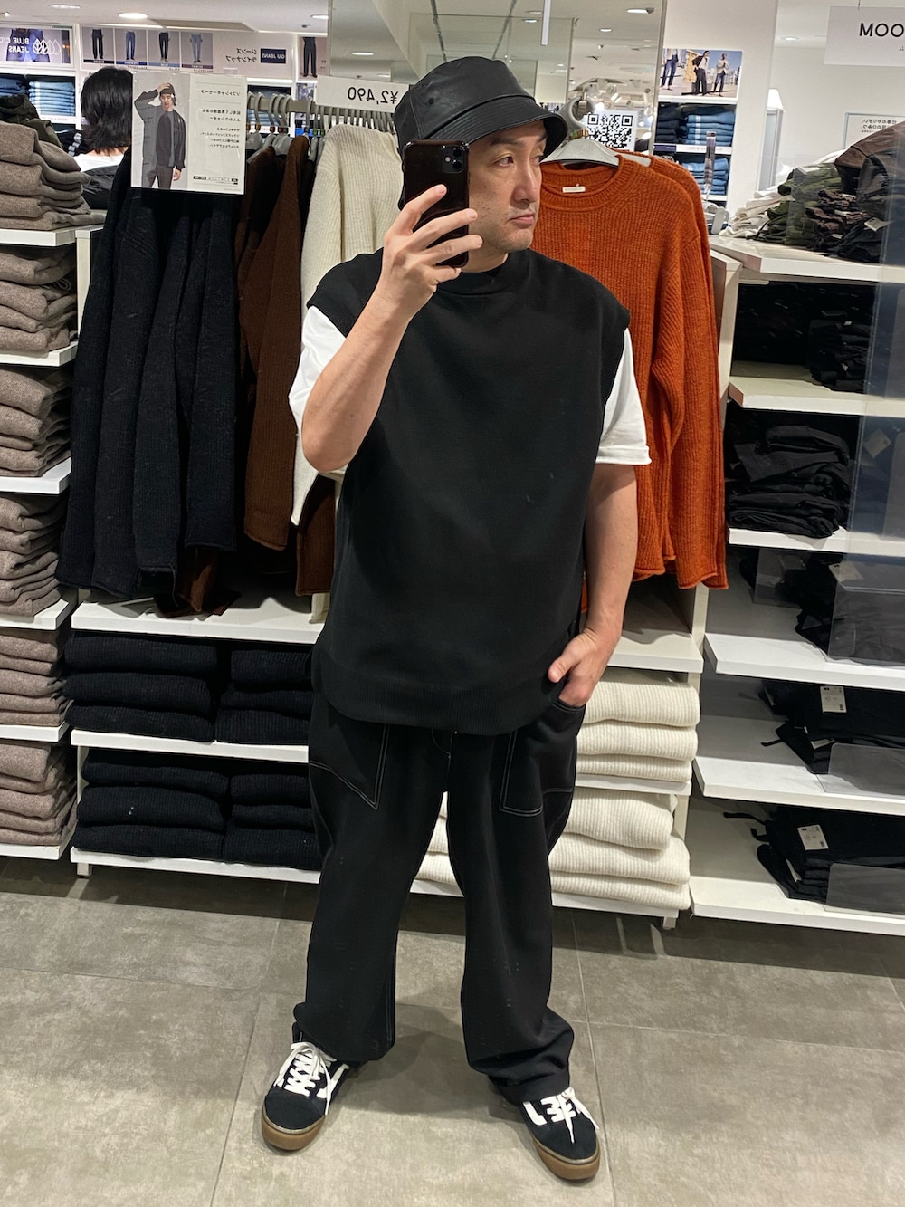 ブラック系のベスト、ブラック系のセットアップ、ブラック系のスニーカーを着用したメンズの秋コーディネートの2枚目の写真