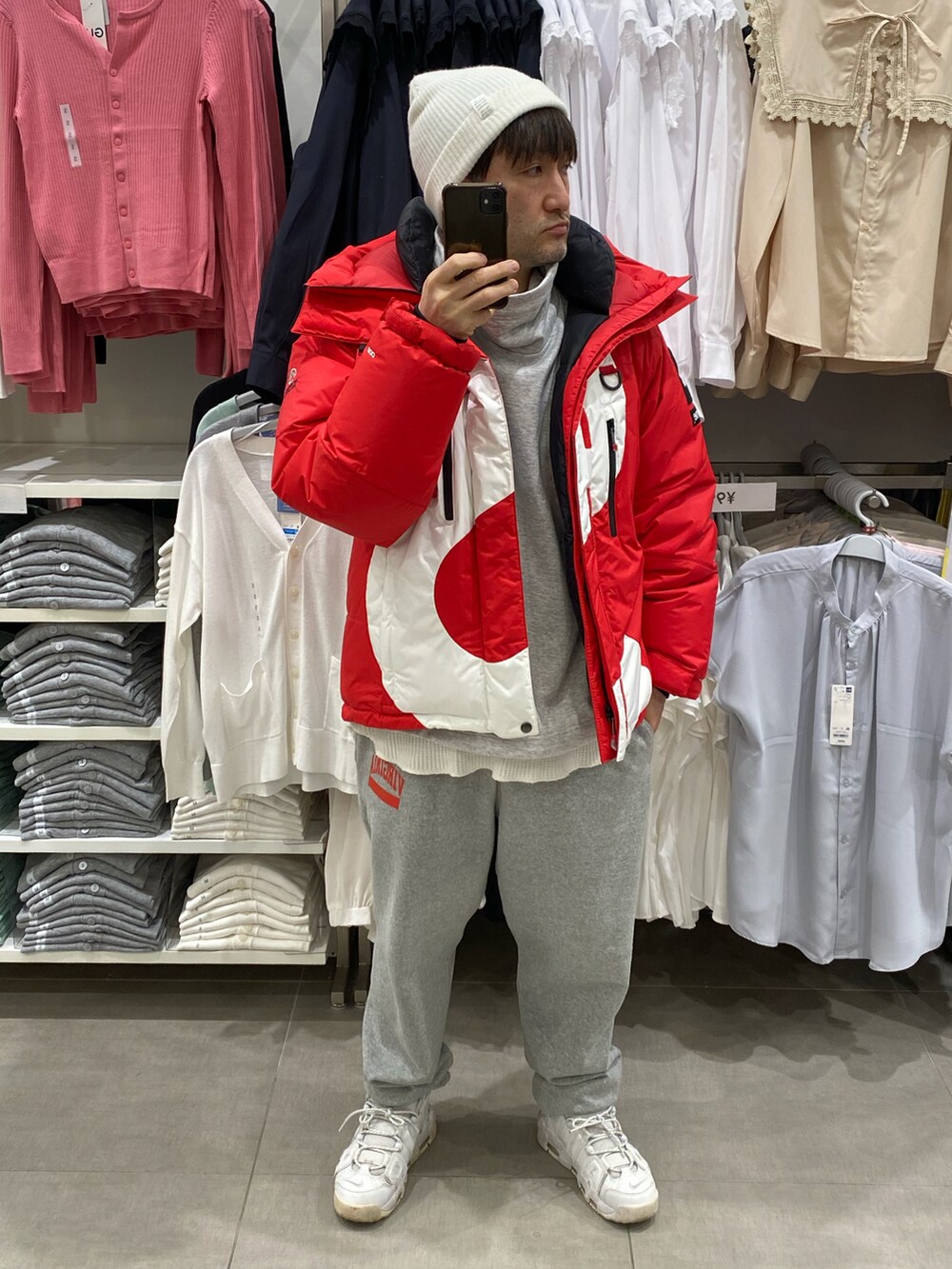 グレー系のスウェット、グレー系のスウェットパンツ、ホワイト系のスニーカーを着用したメンズの冬コーディネートの5枚目の写真