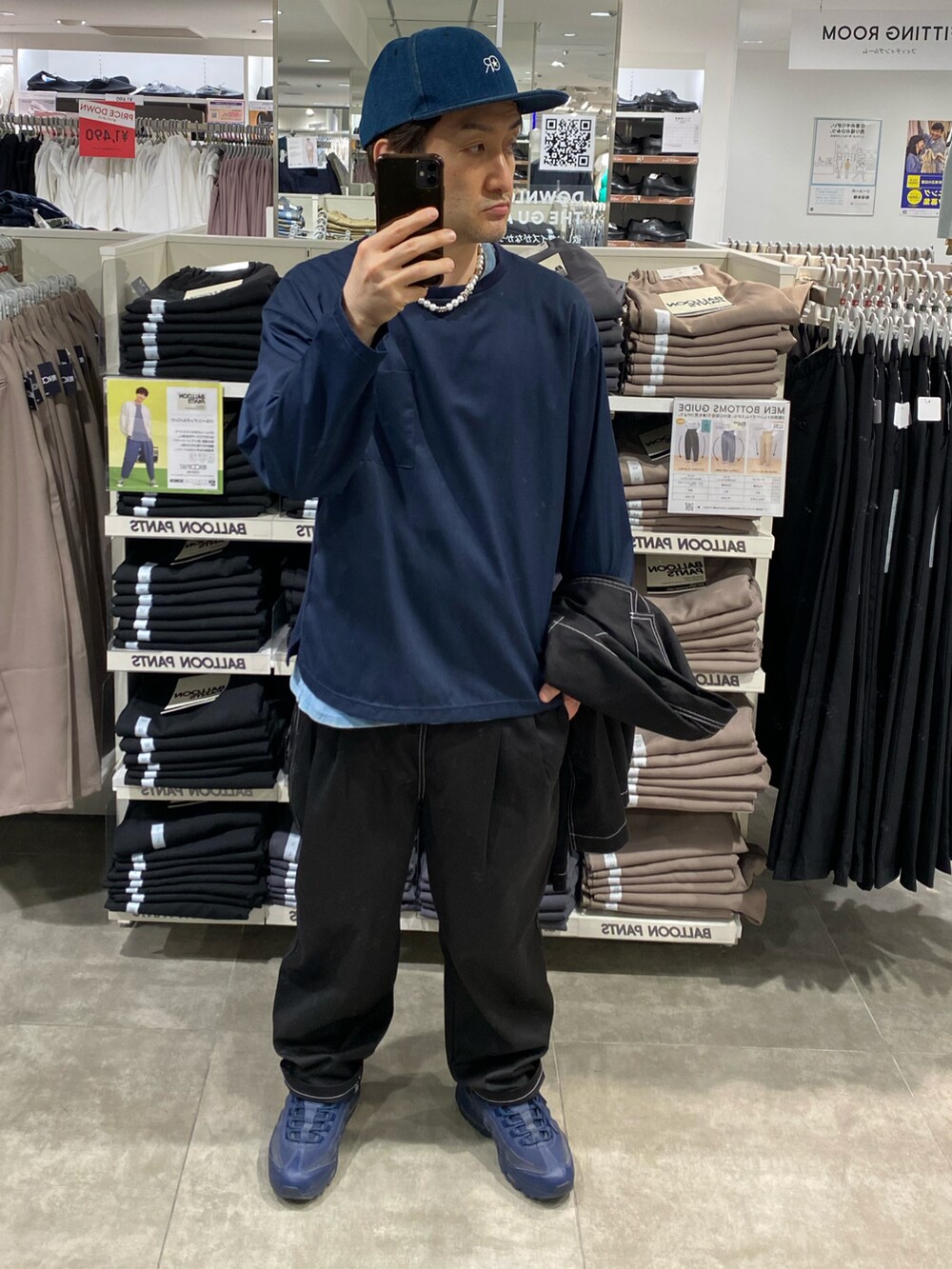 ブルー系のデニムジャケット、ブラック系のパンツ、ブルー系のスニーカーを着用したメンズの春コーディネートの3枚目の写真