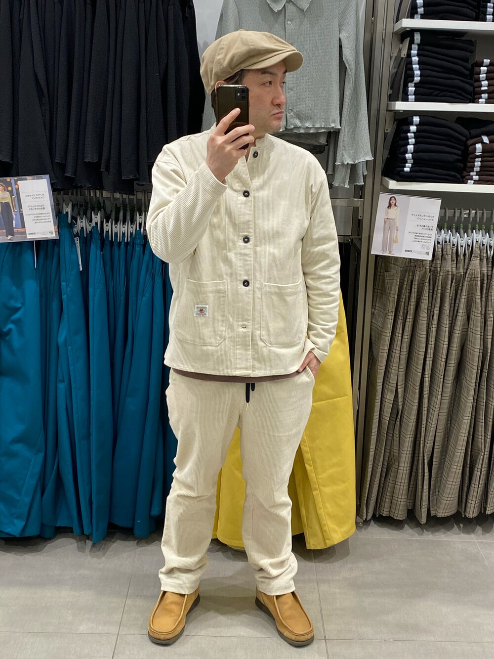 ホワイト系のブルゾン、ホワイト系のその他パンツ、ベージュ系のブーツを着用したメンズの春コーディネートの2枚目の写真