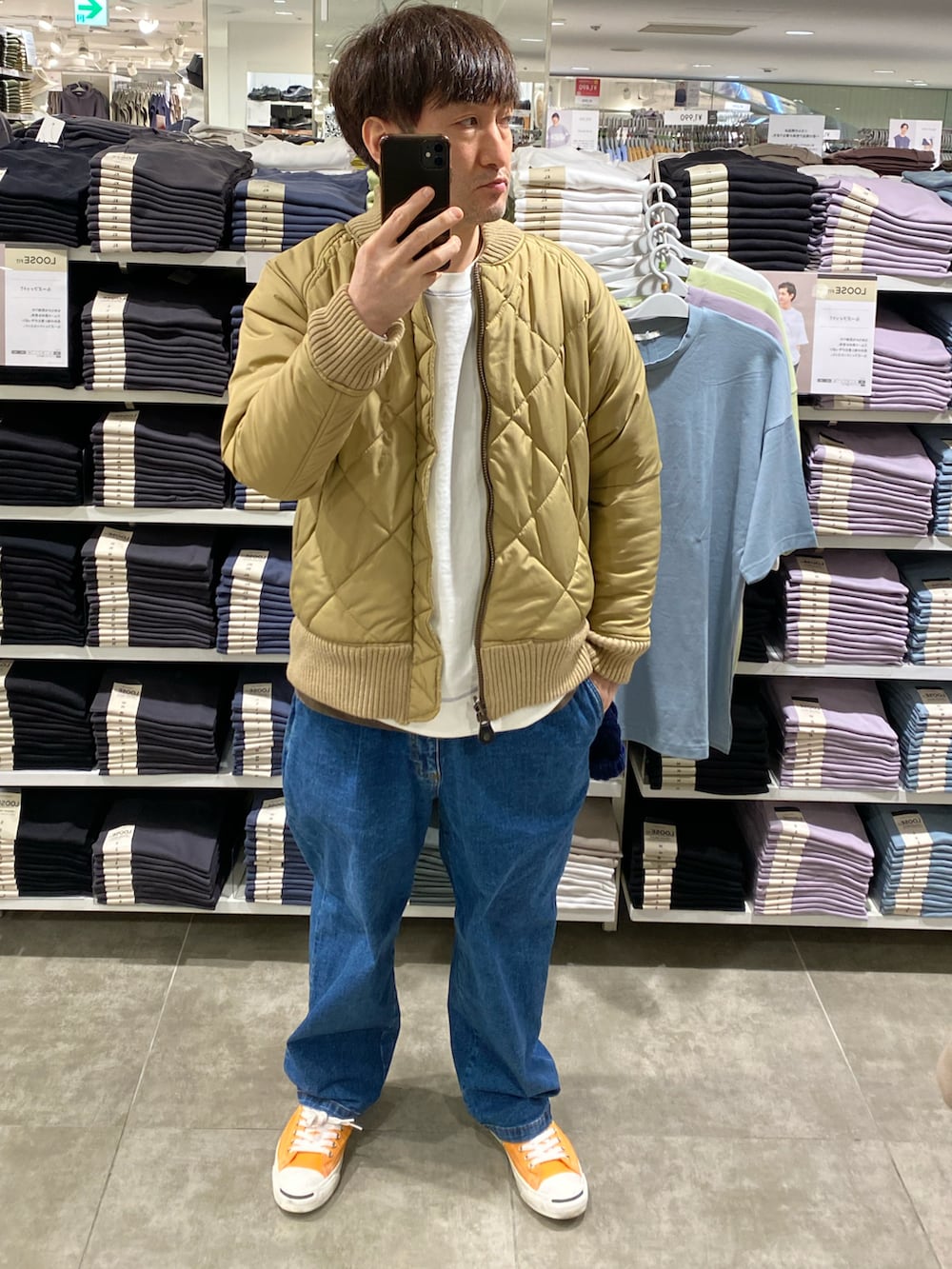 ホワイト系のスウェット、その他のMA-1、ブルー系のデニムパンツを着用したメンズの冬コーディネートの2枚目の写真