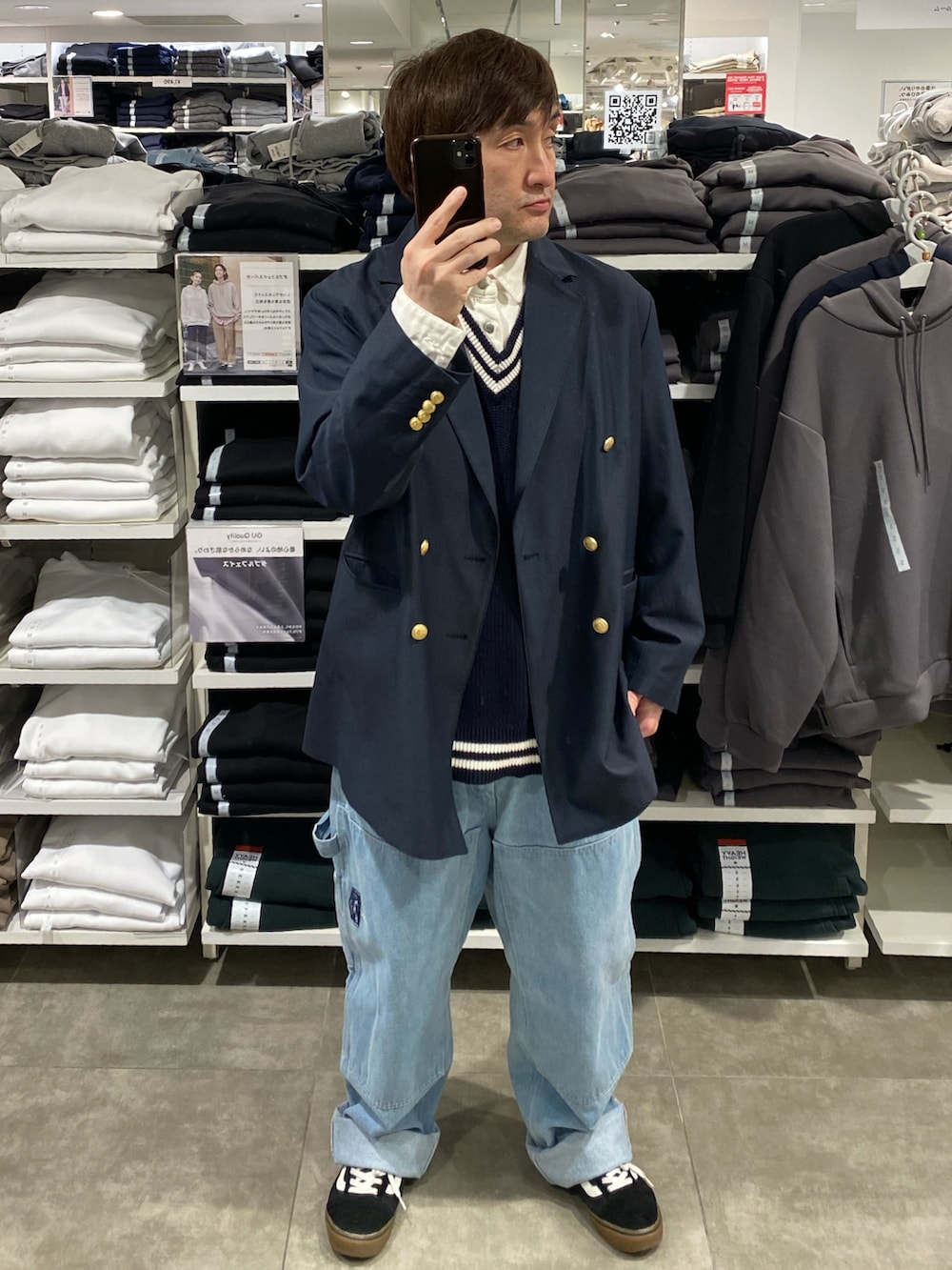 ブルー系のテーラードジャケット、ブルー系のその他パンツ、ブラック系のスニーカーを着用したメンズの春コーディネートの3枚目の写真