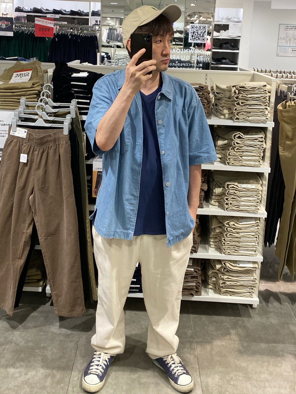 ホワイト系のスラックス、ブルー系のシャツ/ブラウス、ブルー系のTシャツ/カットソーを着用したメンズの秋コーディネートの3枚目の写真