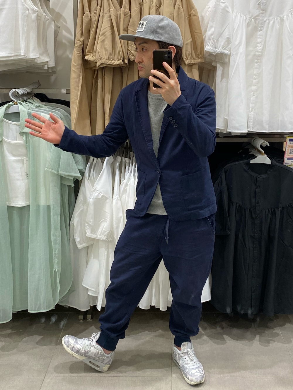 グレー系のTシャツ/カットソー、ブルー系のテーラードジャケット、ブルー系のその他パンツを着用したメンズの春コーディネートの5枚目の写真