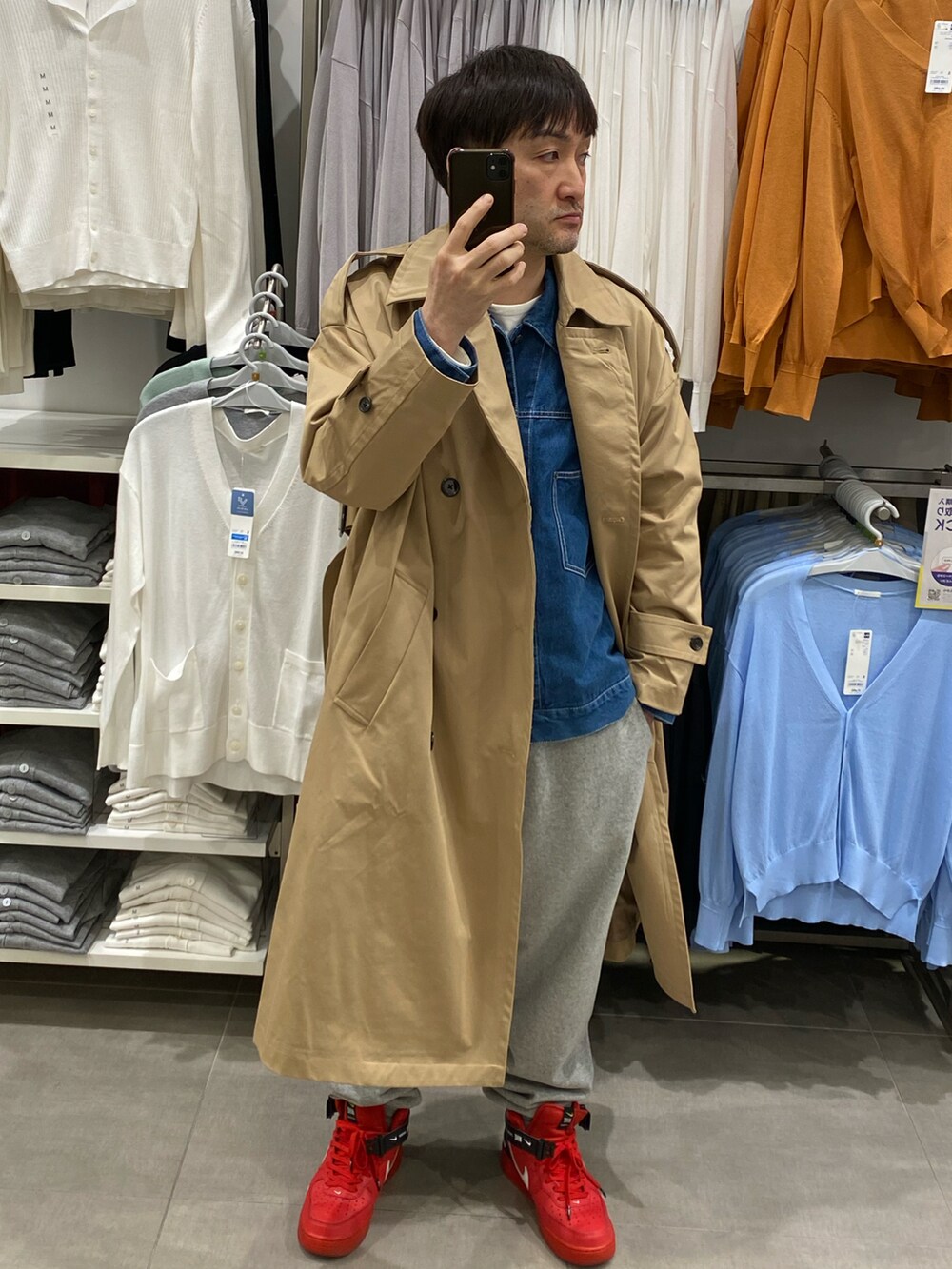 ベージュ系のトレンチコート、グレー系のスウェットパンツ、レッド系のスニーカーを着用したメンズの春コーディネートの5枚目の写真