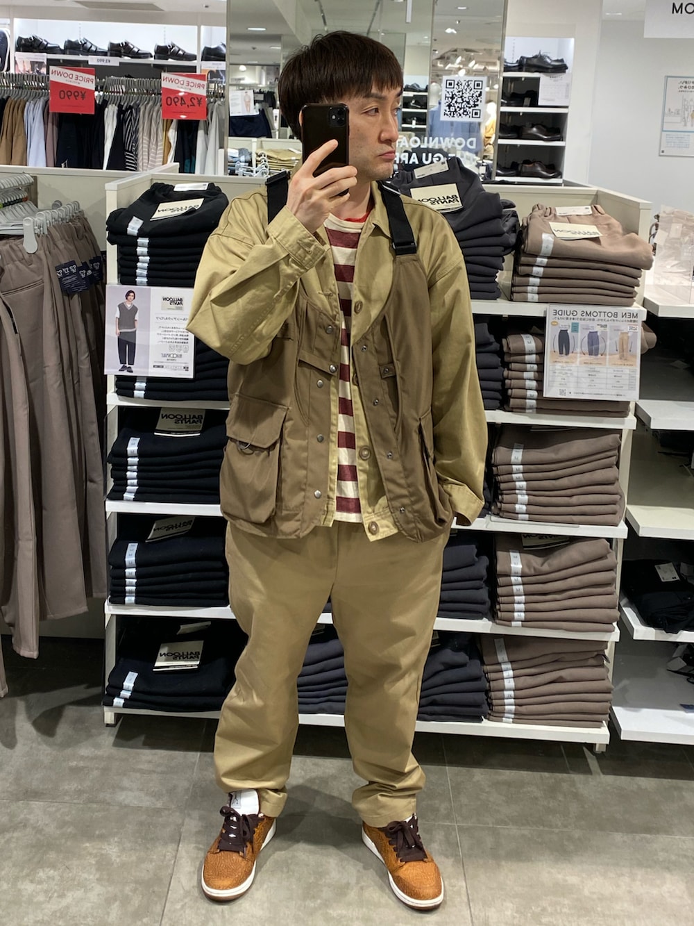 ベージュ系のその他アウター、その他のTシャツ/カットソー、ブラウン系のベストを着用したメンズの夏コーディネートの5枚目の写真