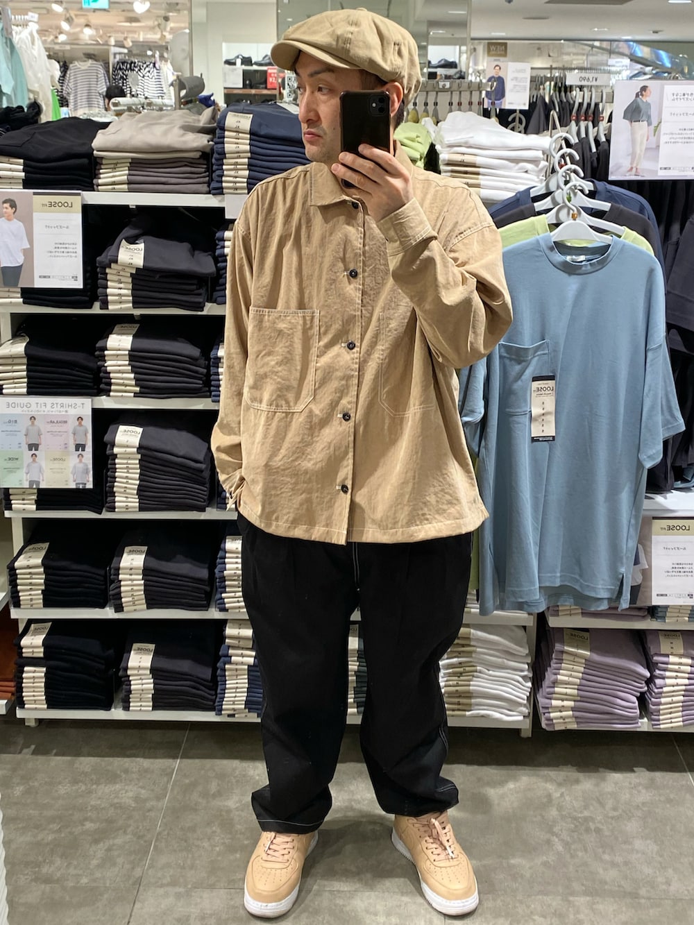 ベージュ系のシャツ/ブラウス、ブラック系のパンツ、ベージュ系のスニーカーを着用したメンズの春コーディネートの3枚目の写真