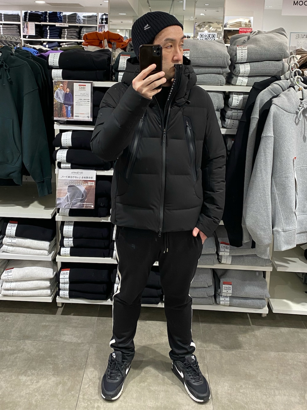 ブラック系のダウンジャケット/コート、ブラック系のスウェット、ブラック系のその他パンツを着用したメンズの冬コーディネートの2枚目の写真