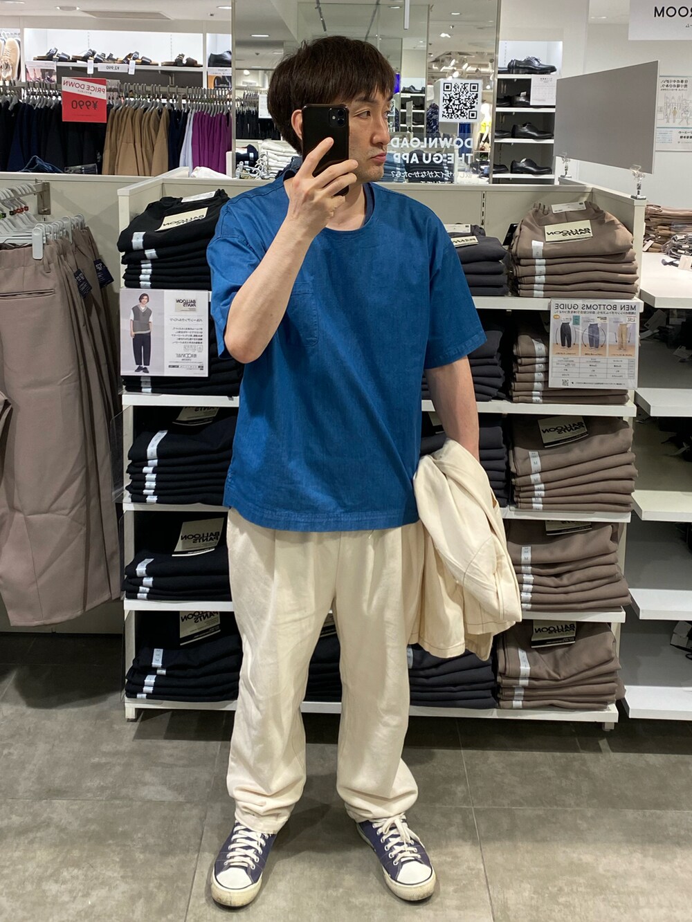 ホワイト系のスラックス、ブルー系のTシャツ/カットソー、ホワイト系のテーラードジャケットを着用したメンズの夏コーディネートの2枚目の写真