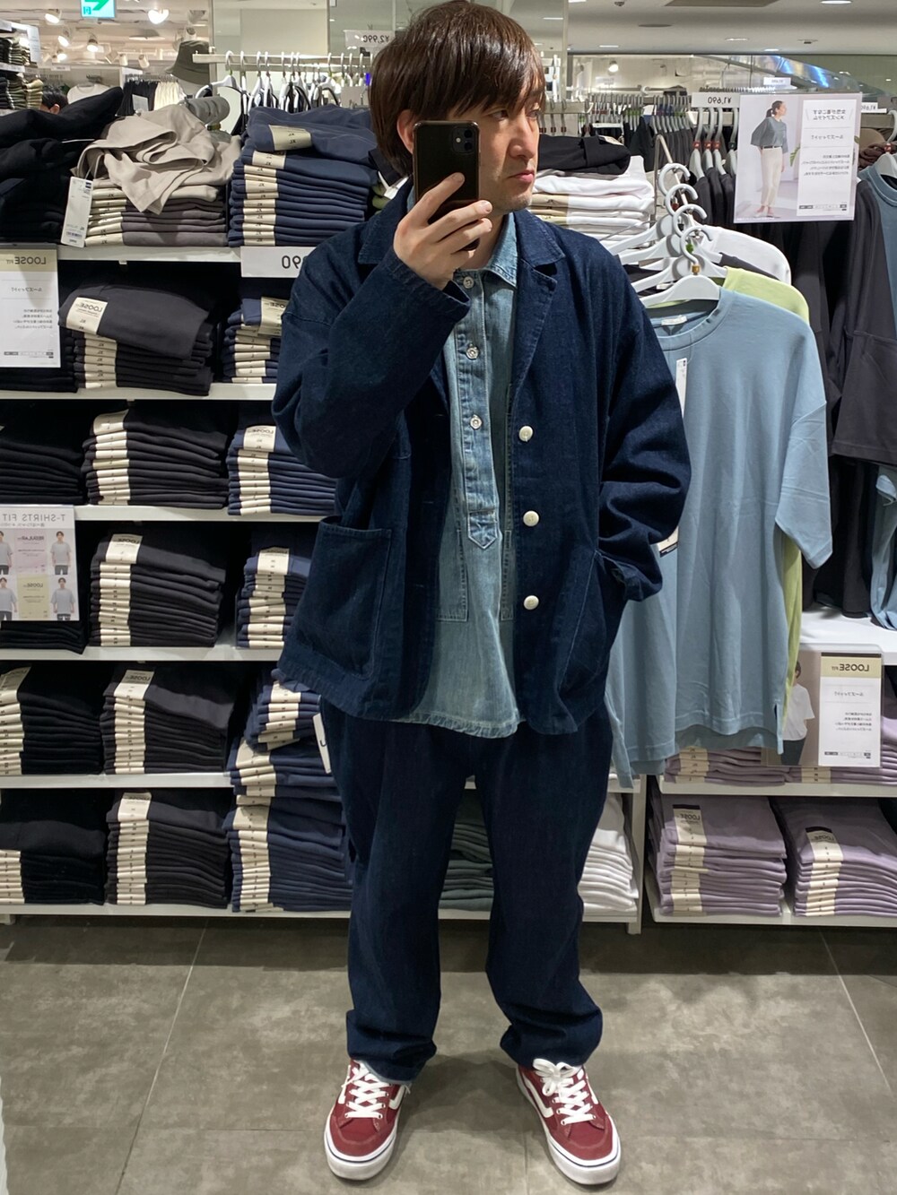 ブルー系のテーラードジャケット、ブルー系のその他パンツ、レッド系のスニーカーを着用したメンズの春コーディネートの4枚目の写真