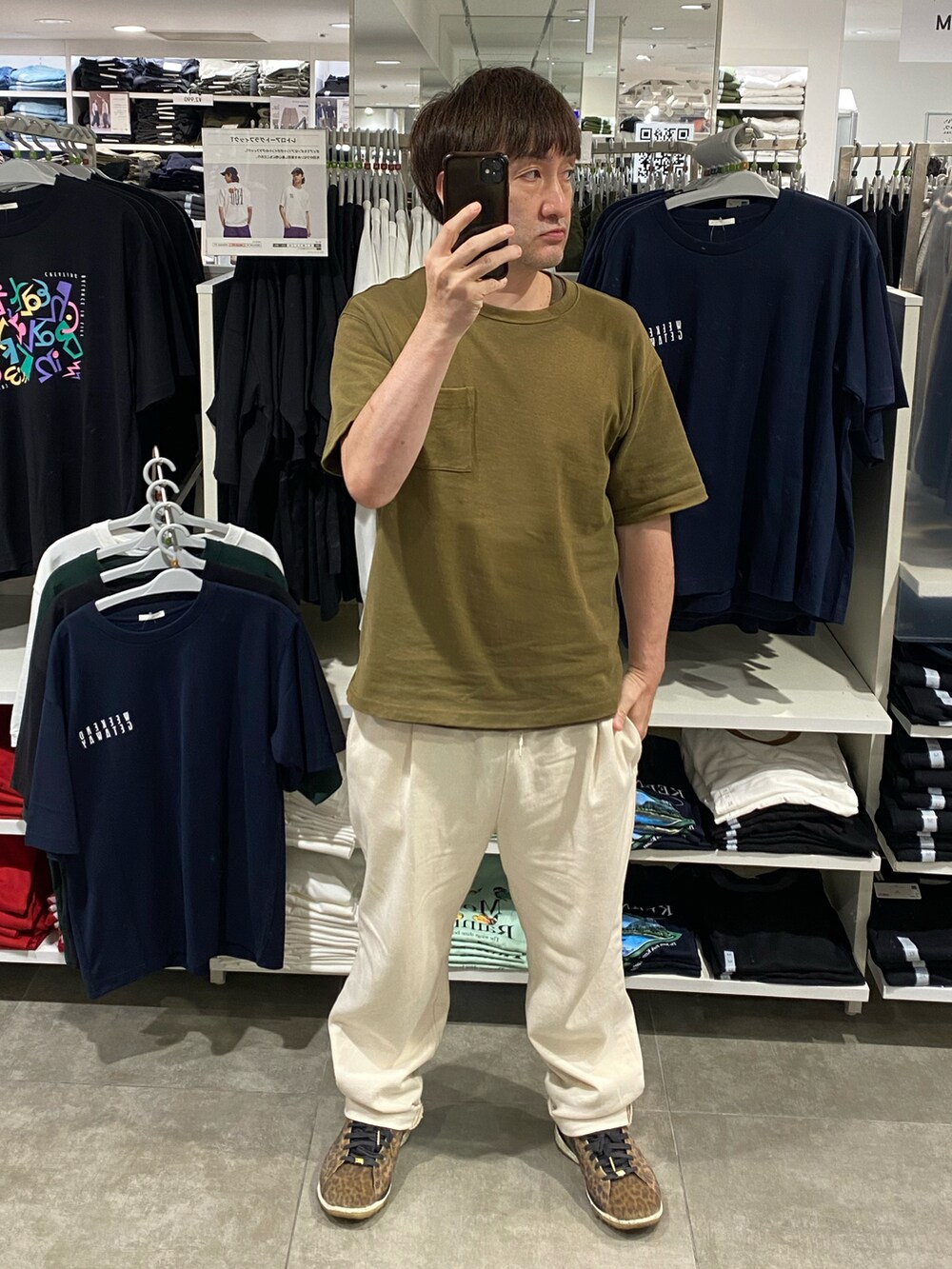 グリーン系のTシャツ/カットソー、ホワイト系のスラックス、その他のスニーカーを着用したメンズの夏コーディネートの3枚目の写真