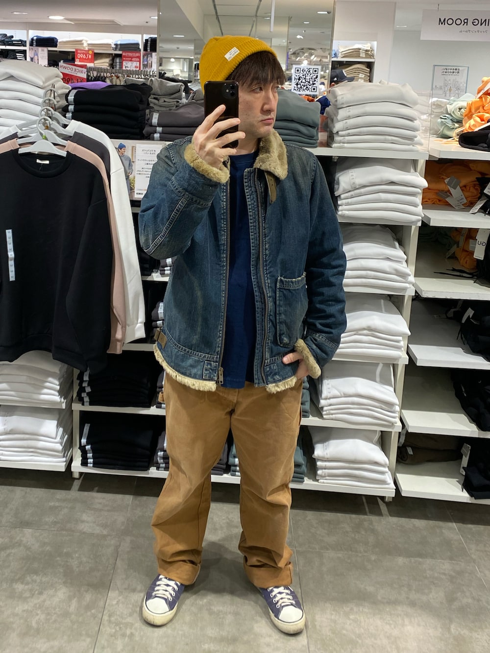 ブルー系のジャケット/アウター、ブラウン系のその他パンツ、ブルー系のスニーカーを着用したメンズの冬コーディネートの2枚目の写真