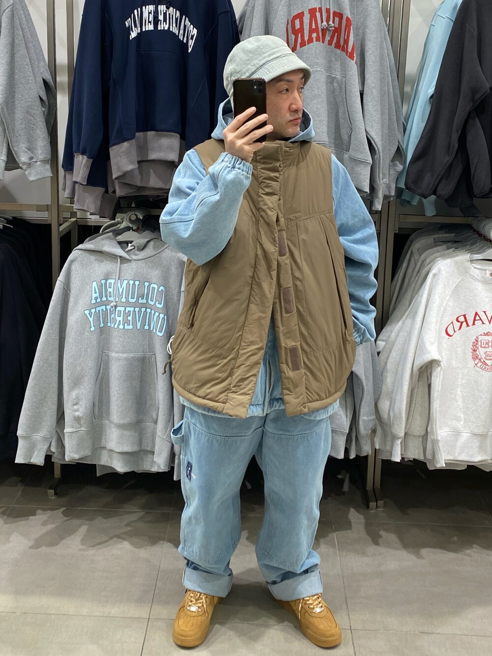 ブラウン系のスウェット、ブルー系のその他パンツ、ブラウン系のスニーカーを着用したメンズの冬コーディネートの5枚目の写真