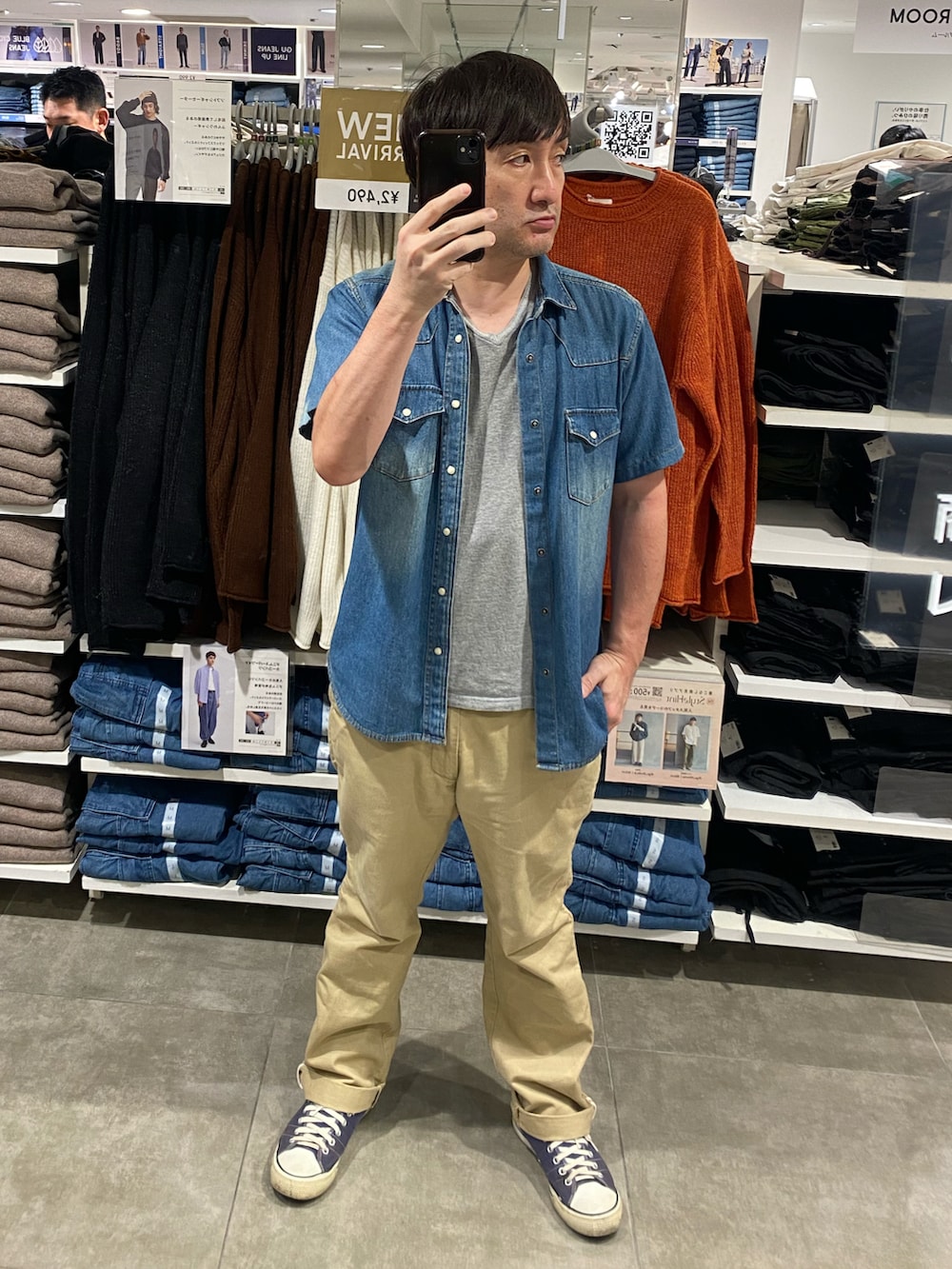 グレー系のTシャツ/カットソー、ブルー系のシャツ/ブラウス、ベージュ系のチノパンツを着用したメンズの秋コーディネートの4枚目の写真