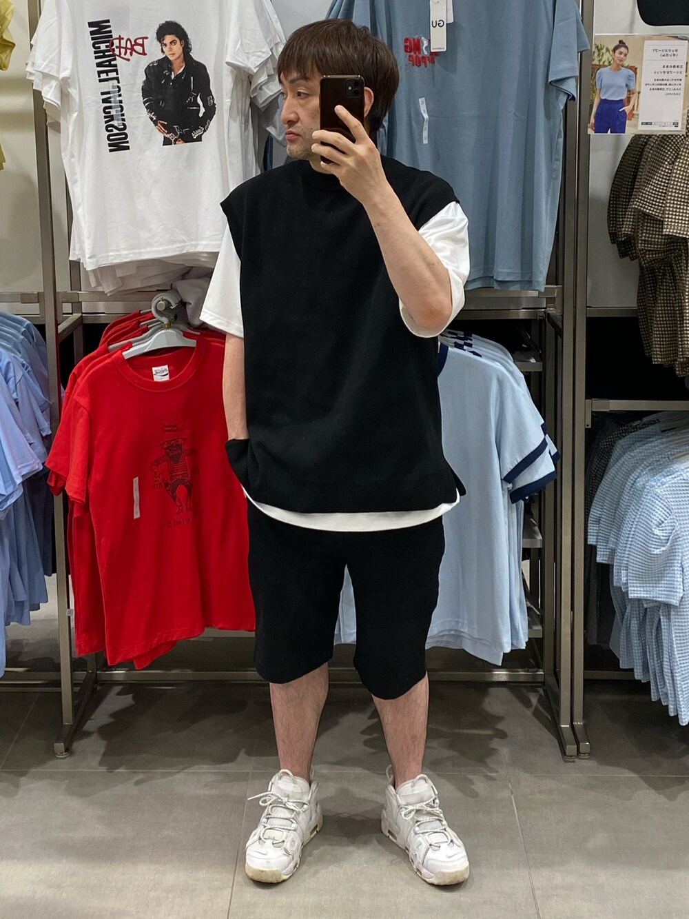 ブラック系のベスト、ブラック系のその他パンツ、ホワイト系のスニーカーを着用したメンズの夏コーディネートの3枚目の写真