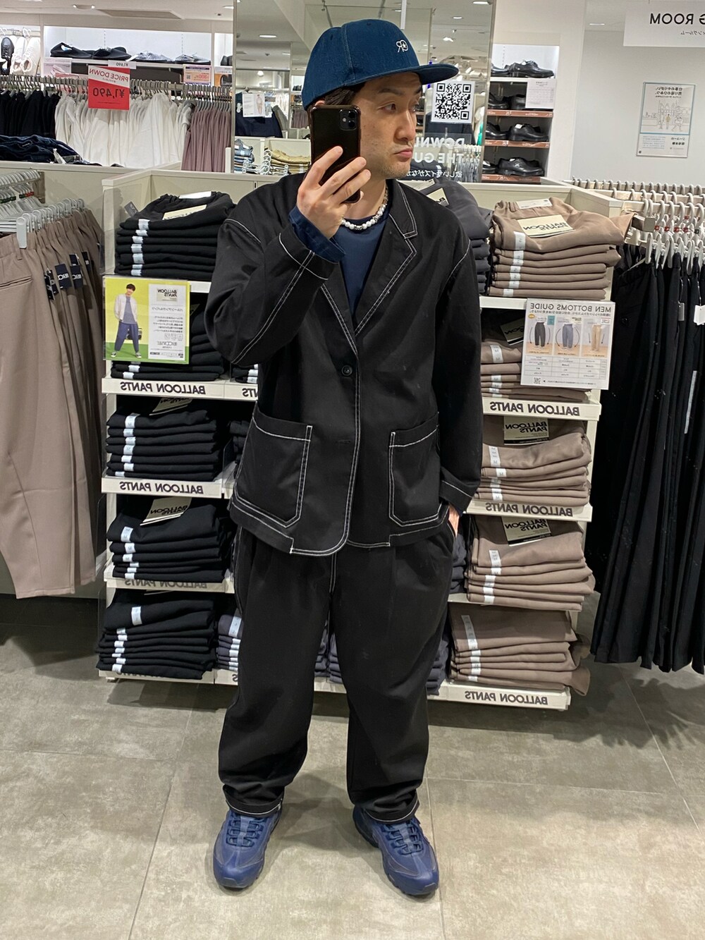 ブルー系のデニムジャケット、ブラック系のパンツ、ブルー系のスニーカーを着用したメンズの春コーディネートの2枚目の写真