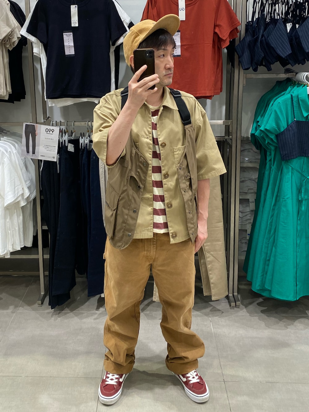 その他のTシャツ/カットソー、ブラウン系のシャツ/ブラウス、ブラウン系のベストを着用したメンズの秋コーディネートの4枚目の写真