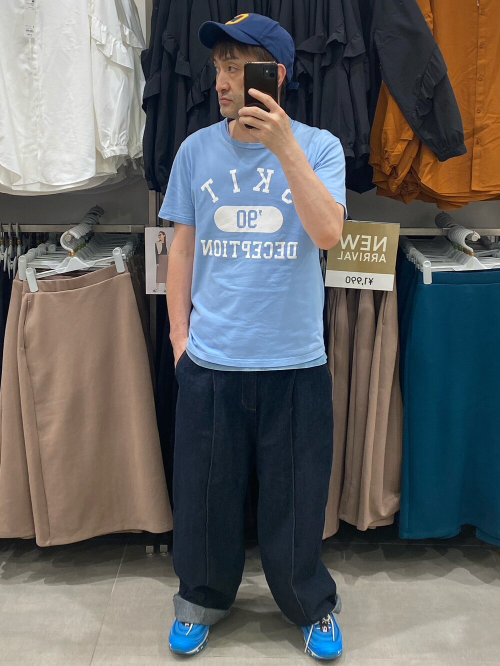 ブルー系のTシャツ/カットソー、ブルー系のデニムパンツ、ブルー系のスニーカーを着用したメンズの夏コーディネートの2枚目の写真