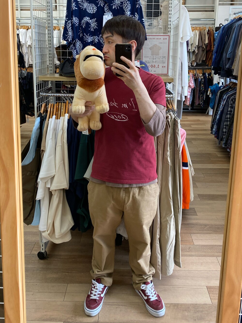 ブルー系のシャツ/ブラウス、ホワイト系のTシャツ/カットソー、ブルー系のデニムパンツを着用したメンズの夏コーディネートの2枚目の写真