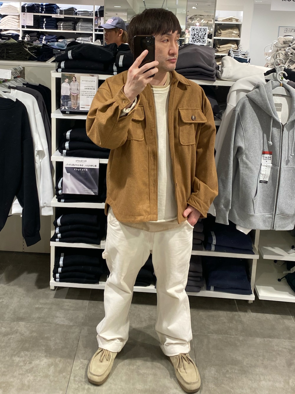 イエロー系のカバーオール、ホワイト系のカーゴパンツ、その他のシューズを着用したメンズの春コーディネートの3枚目の写真